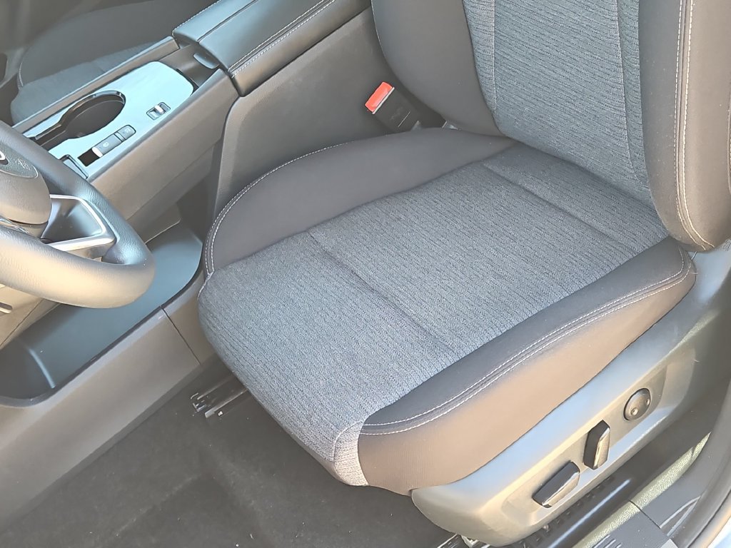 Used 2023 Nissan Rogue SV FWD image 16