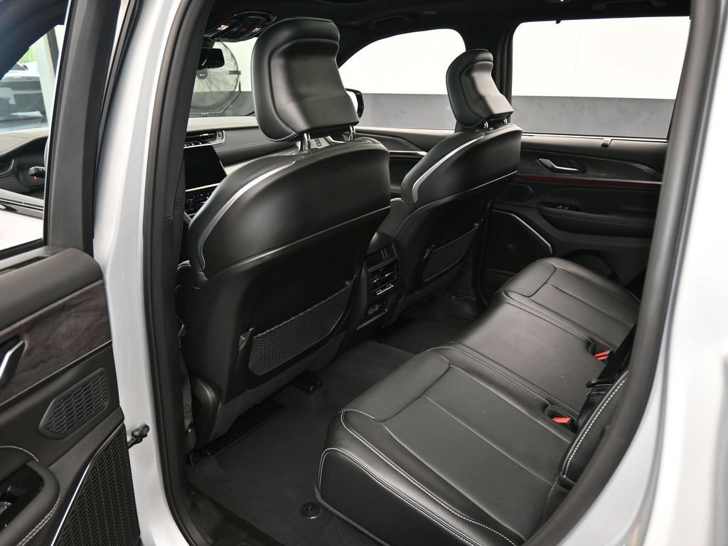 Used 2024 Jeep Grand Cherokee Overland w/ Luxury Tech Group IV AWD/4WD image 41