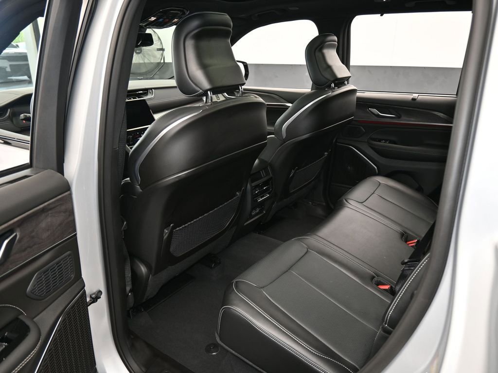 Used 2024 Jeep Grand Cherokee Overland w/ Luxury Tech Group IV image 41