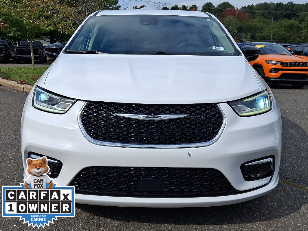 Used 2024 Chrysler Pacifica Touring-L FWD image 2