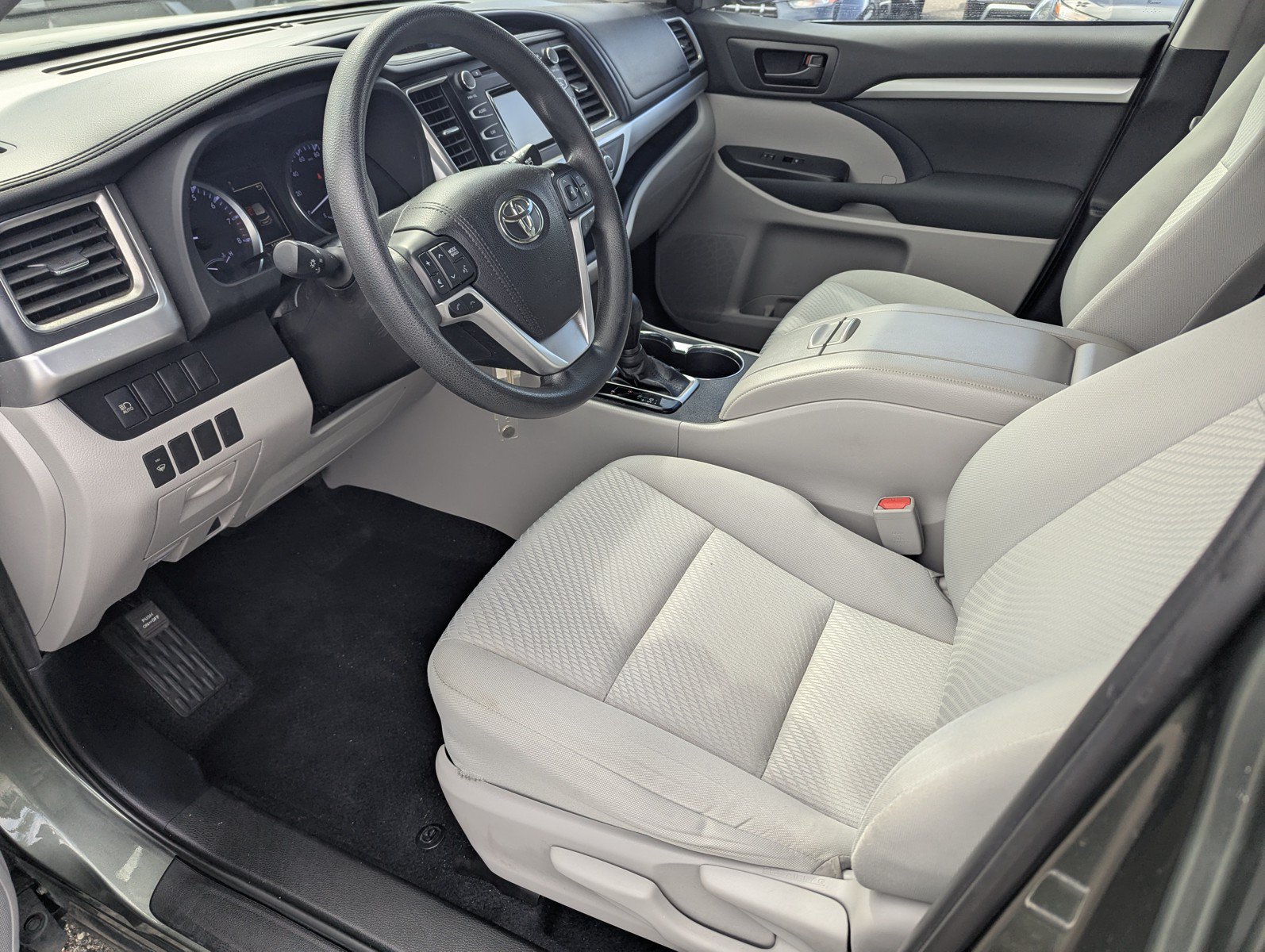 Used 2019 Toyota Highlander LE w/ Carpet Mat Package (TMS) FWD image 9