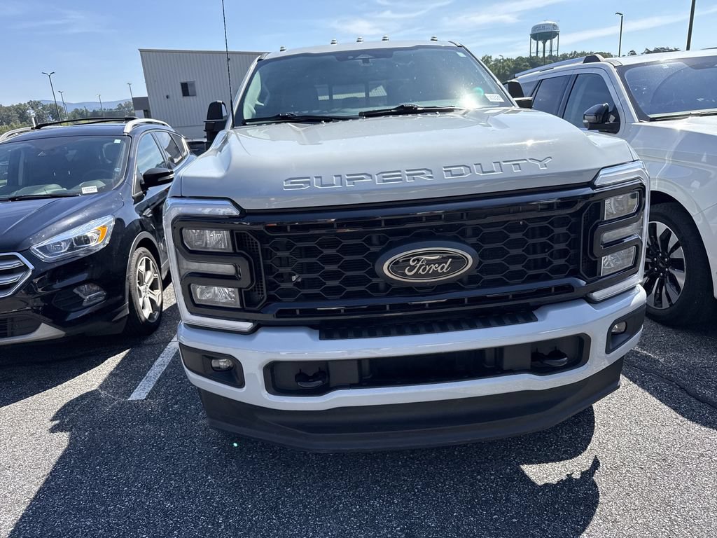 Used 2025 Ford F250 XLT w/ Black Appearance Package AWD/4WD image 4