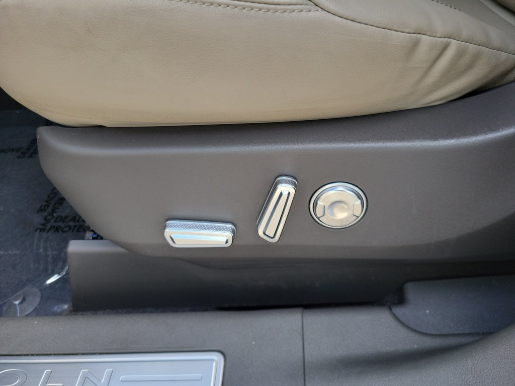 Certified 2024 Lincoln Nautilus Premier AWD/4WD image 13