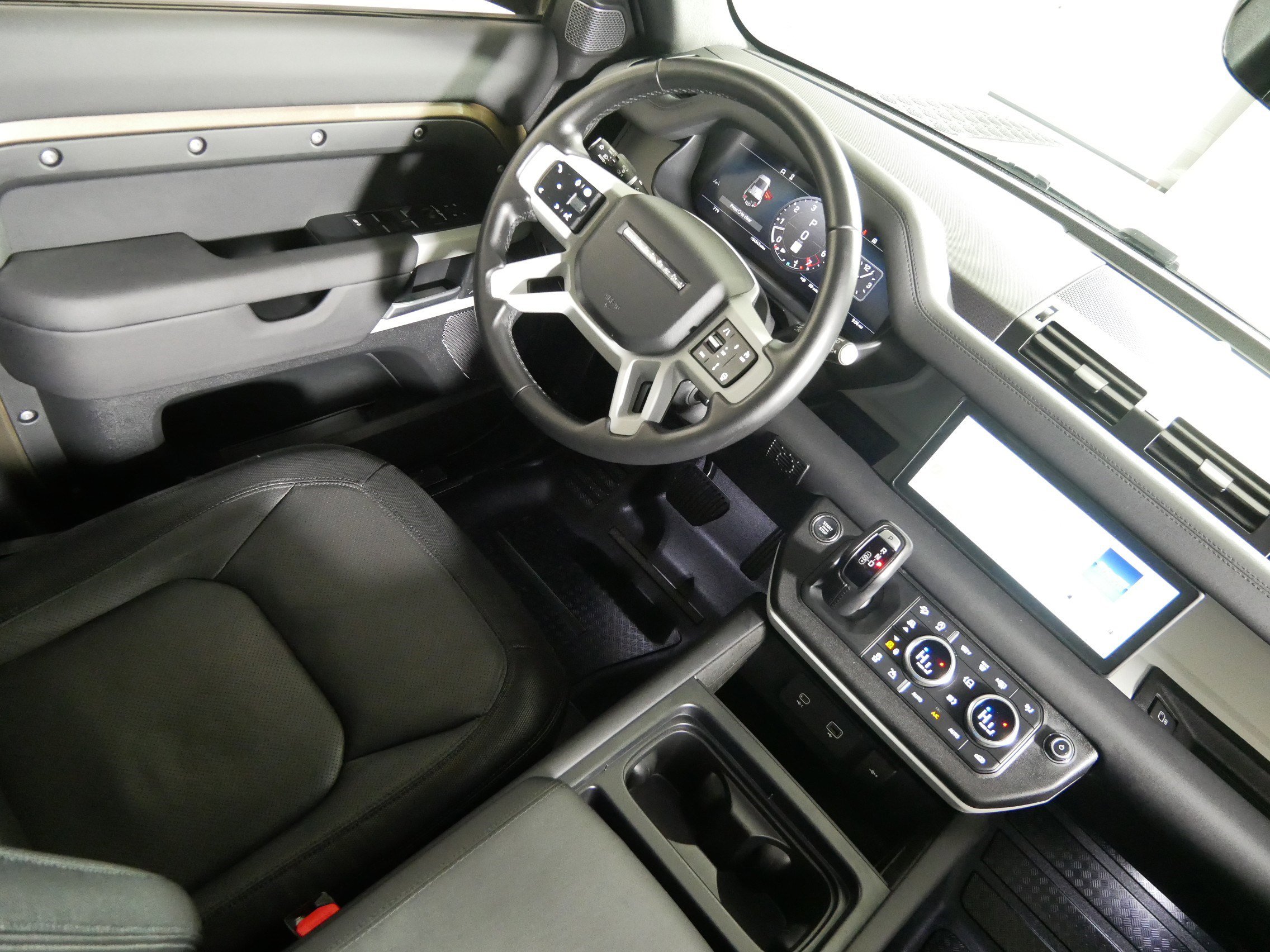 Used 2024 Land Rover Defender 110 X-Dynamic SE AWD/4WD image 9
