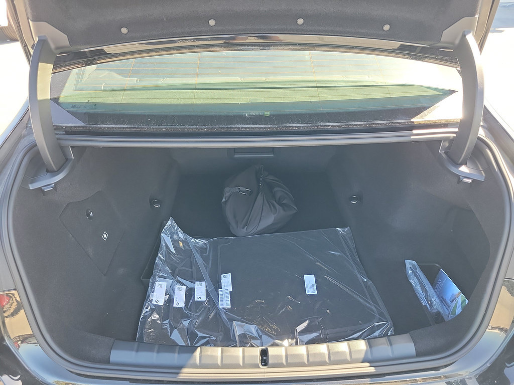 New 2026 BMW 750e xDrive AWD/4WD image 9