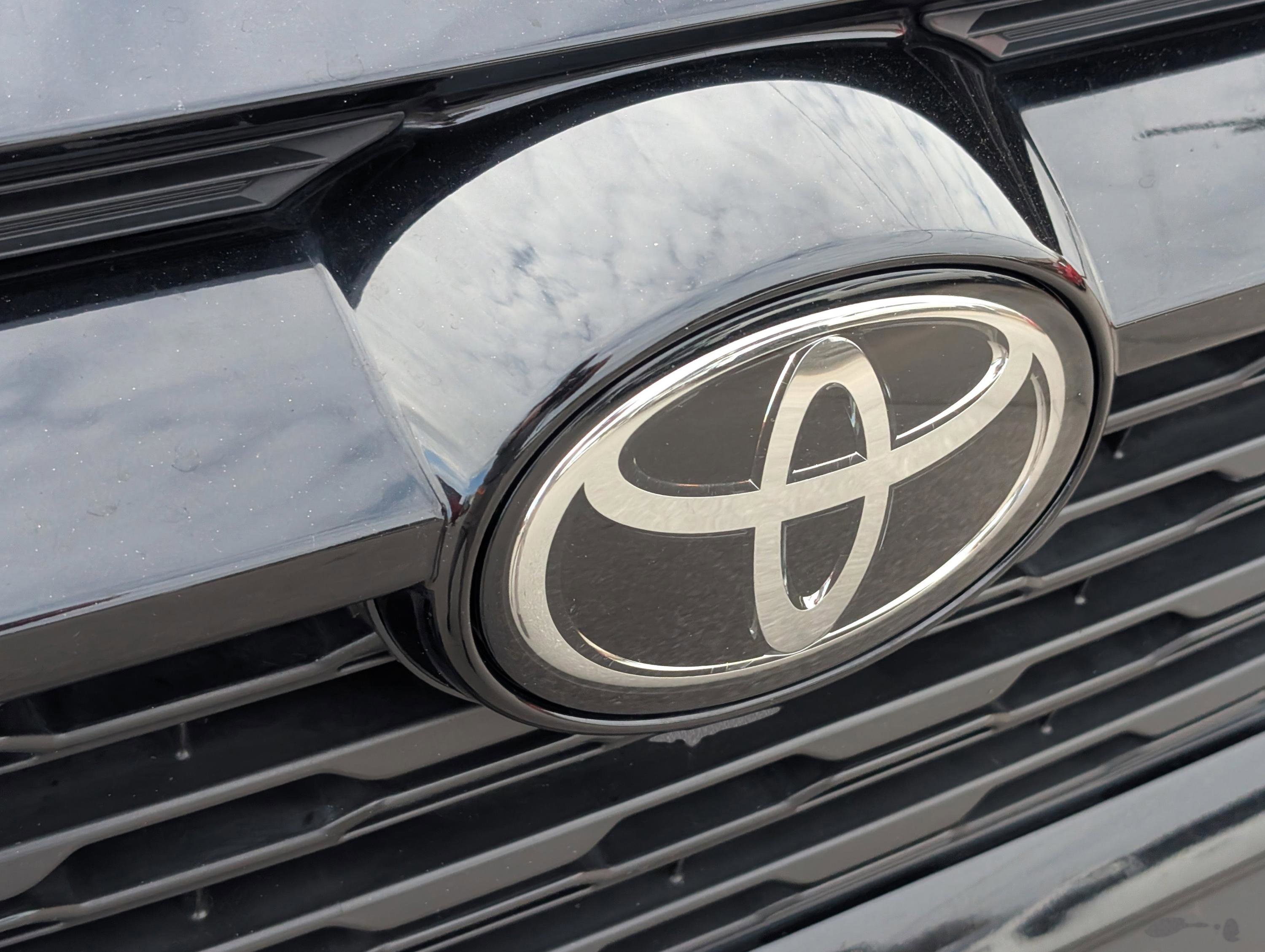 Used 2020 Toyota RAV4 LE image 5