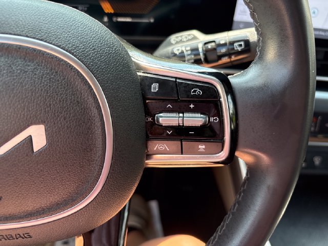 Used 2025 Kia Carnival FWD image 12