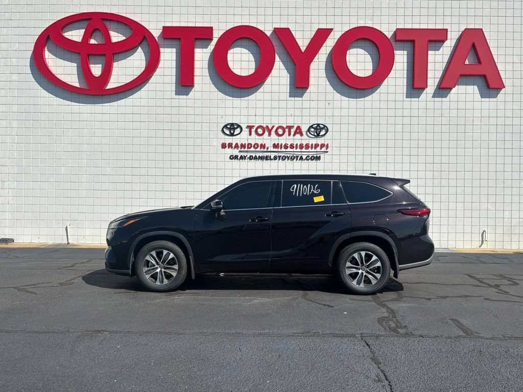 Used 2022 Toyota Highlander XLE AWD/4WD image 5