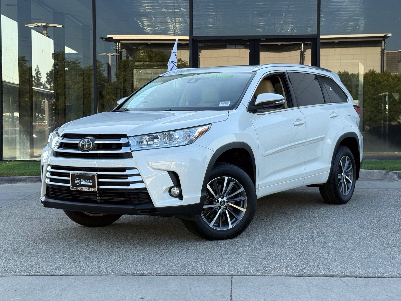 Used 2018 Toyota Highlander XLE FWD image 2