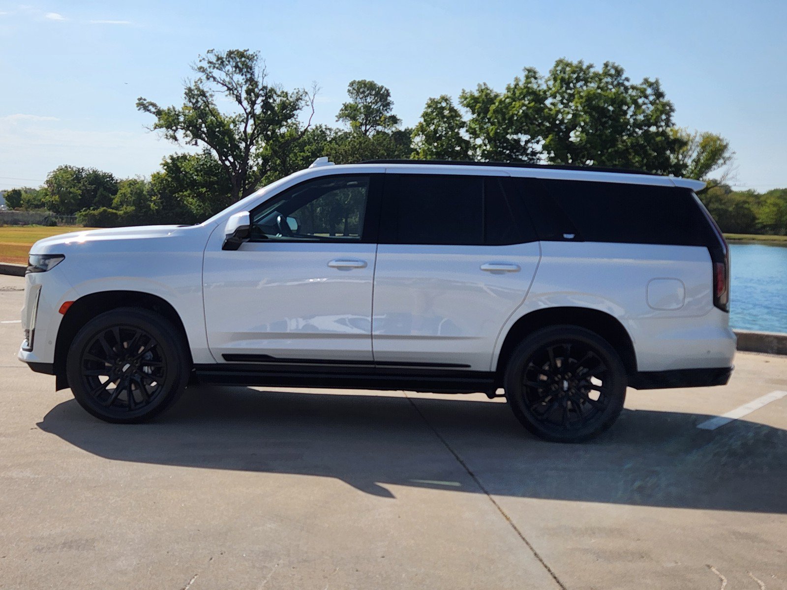 Used 2023 Cadillac Escalade Sport Platinum w/ LPO, ONYX Package AWD/4WD image 3