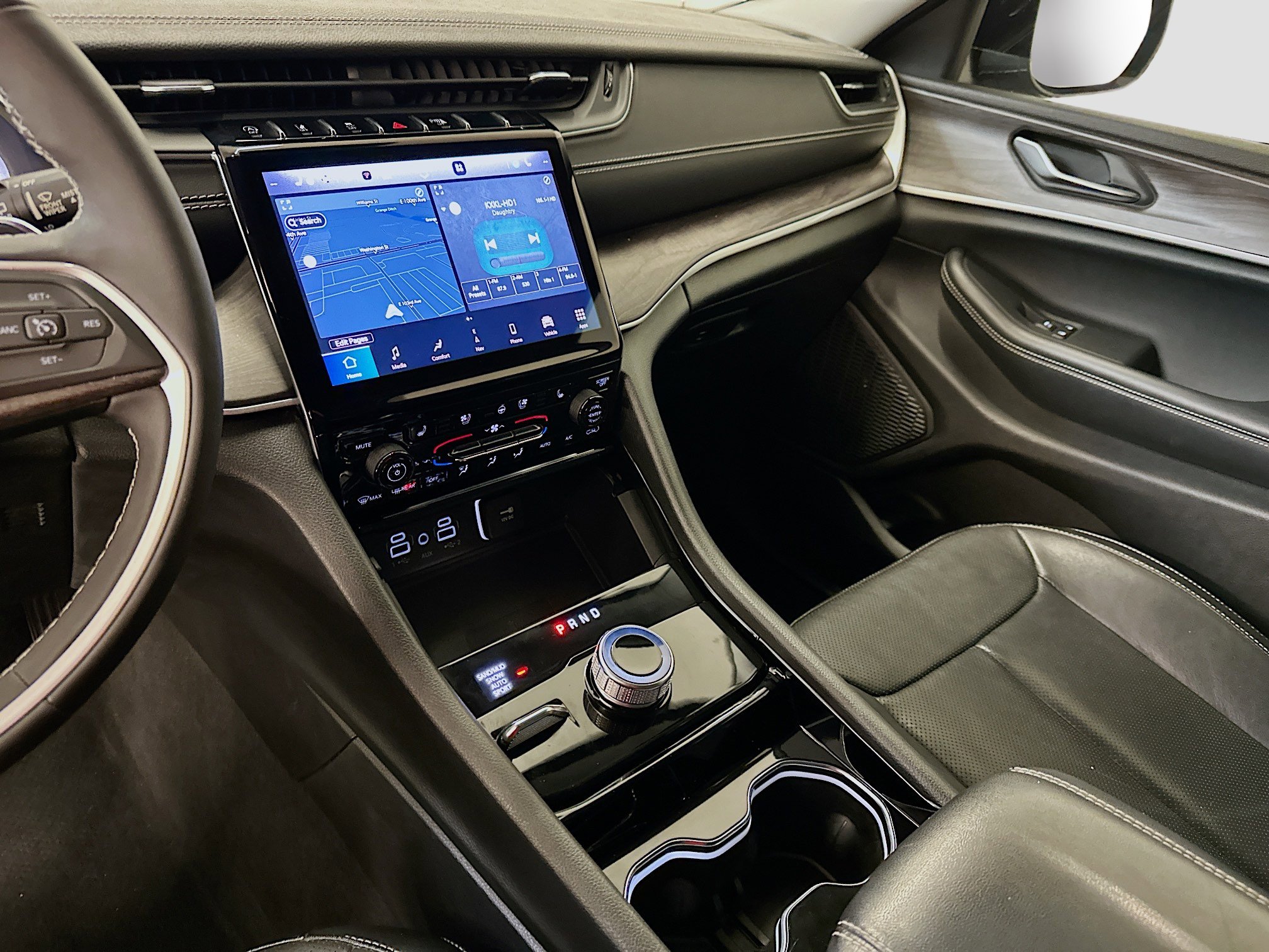 Used 2023 Jeep Grand Cherokee L Limited w/ Luxury Tech Group II image 26