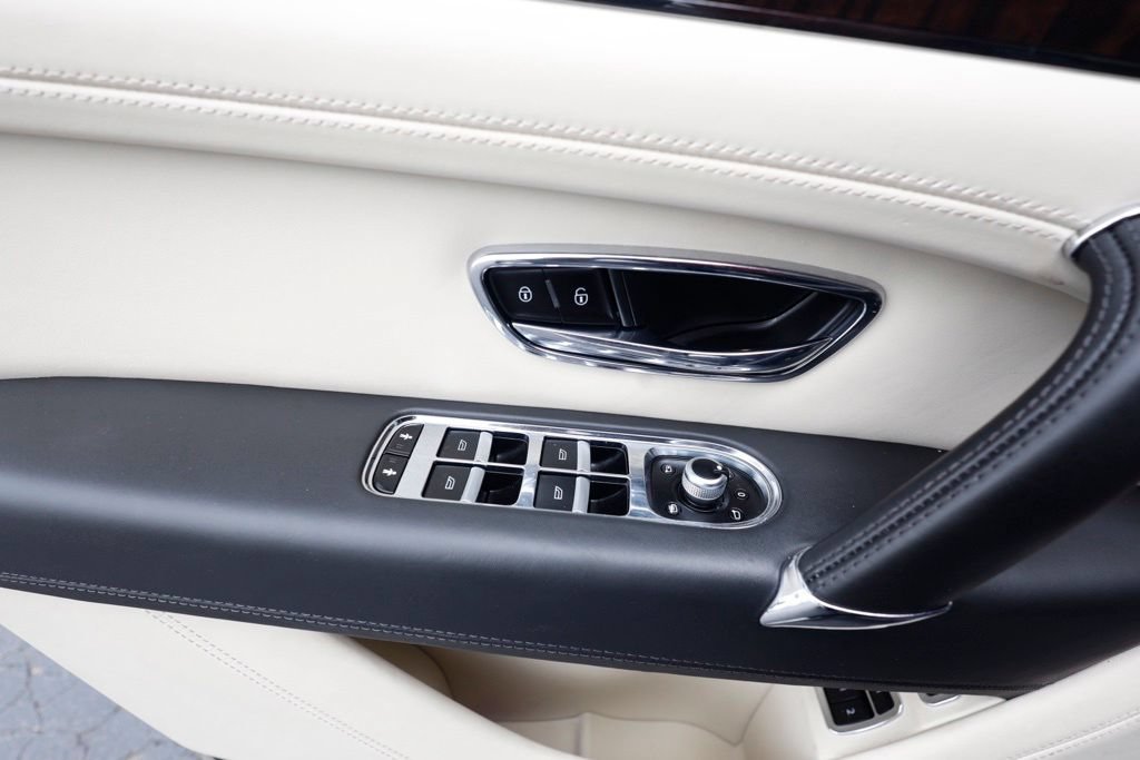 Used 2019 Bentley Bentayga AWD/4WD image 24