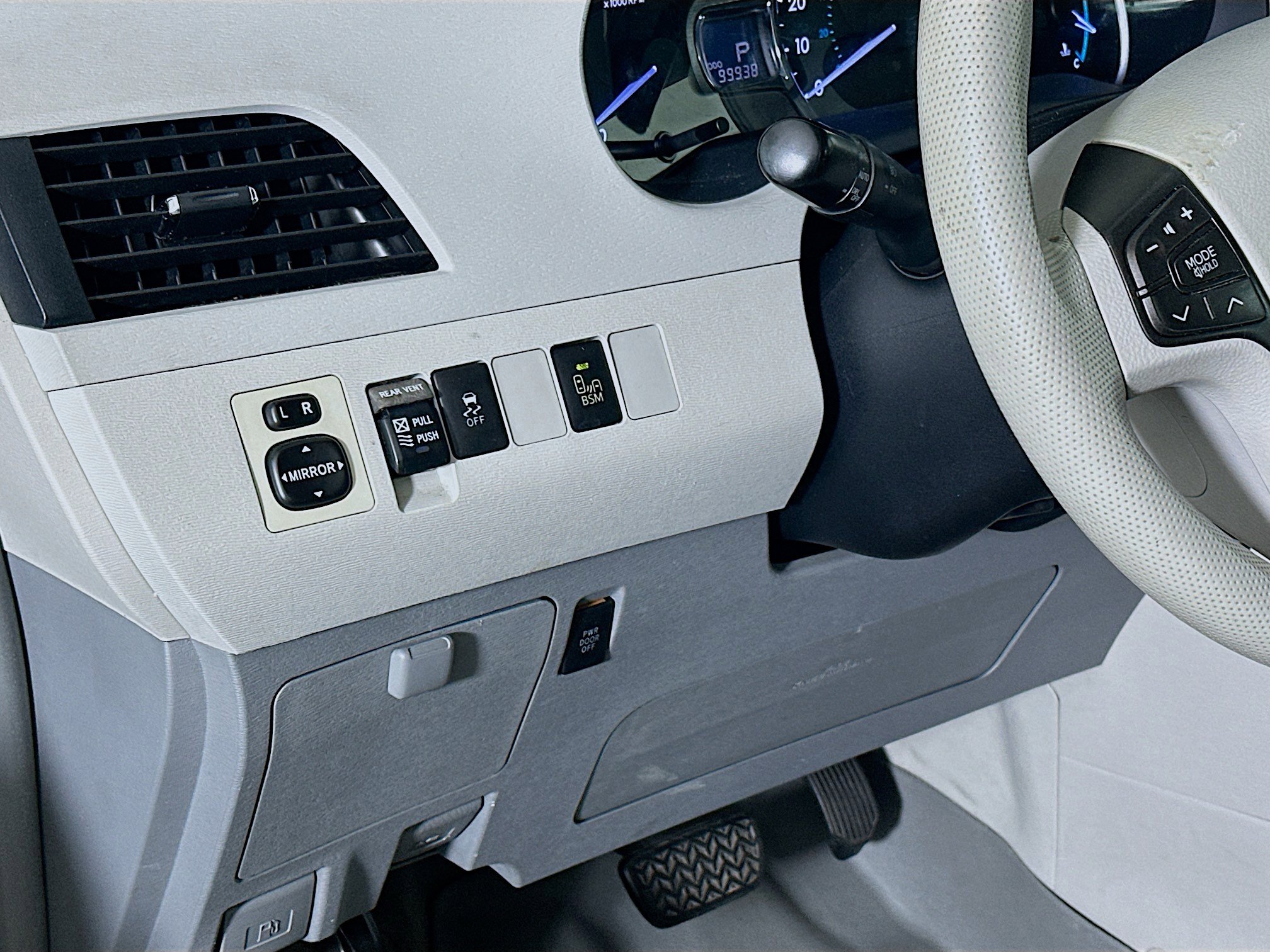 Used 2013 Toyota Sienna XLE FWD image 17