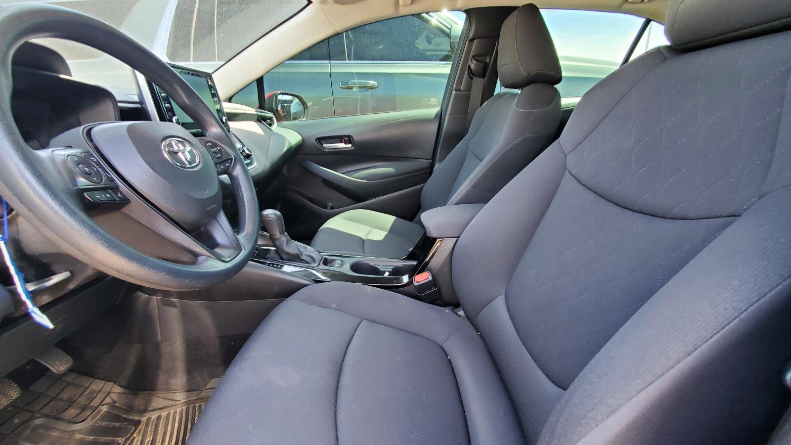 Used 2020 Toyota Corolla LE image 3