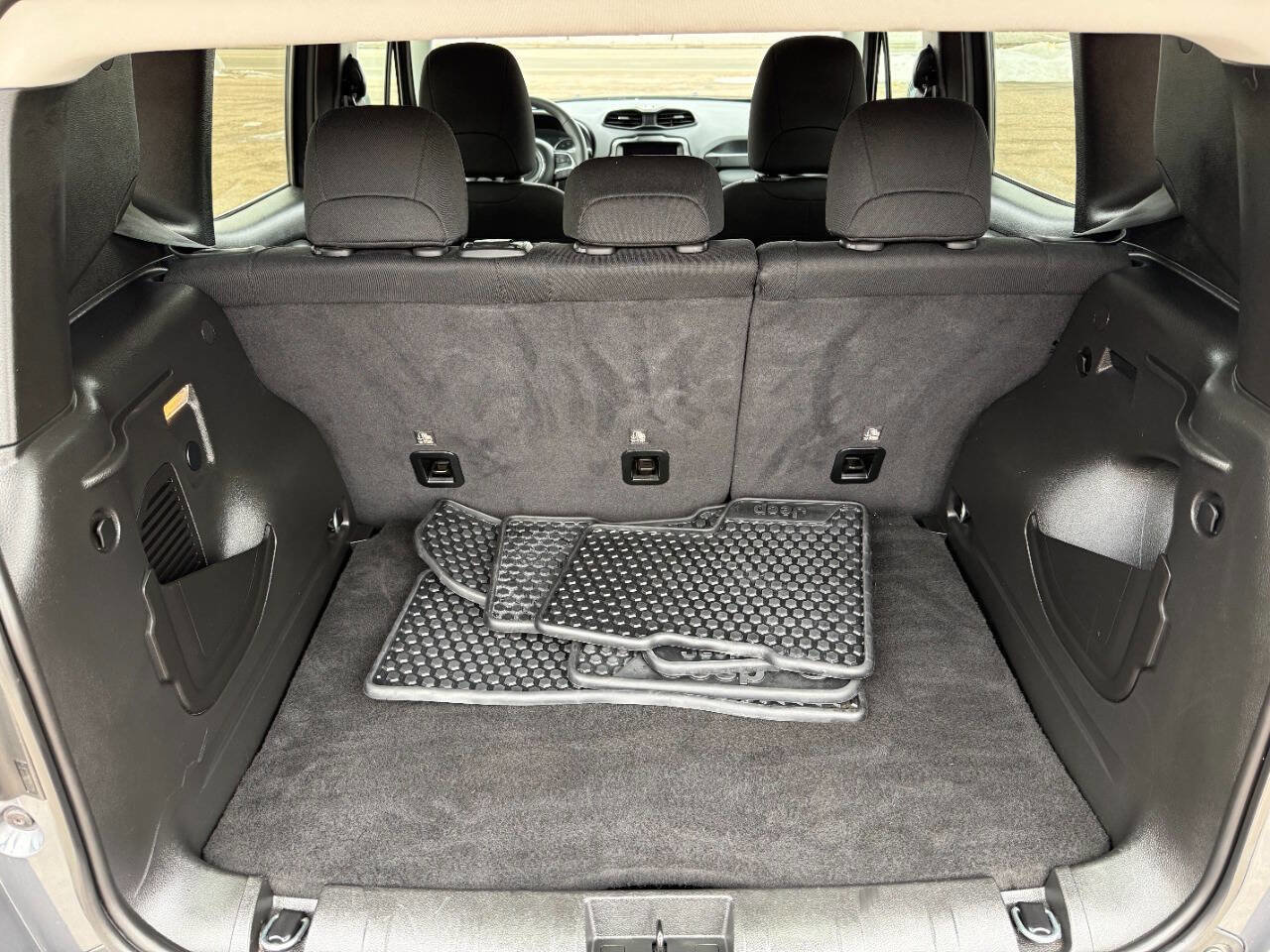 Used 2023 Jeep Renegade Latitude image 12