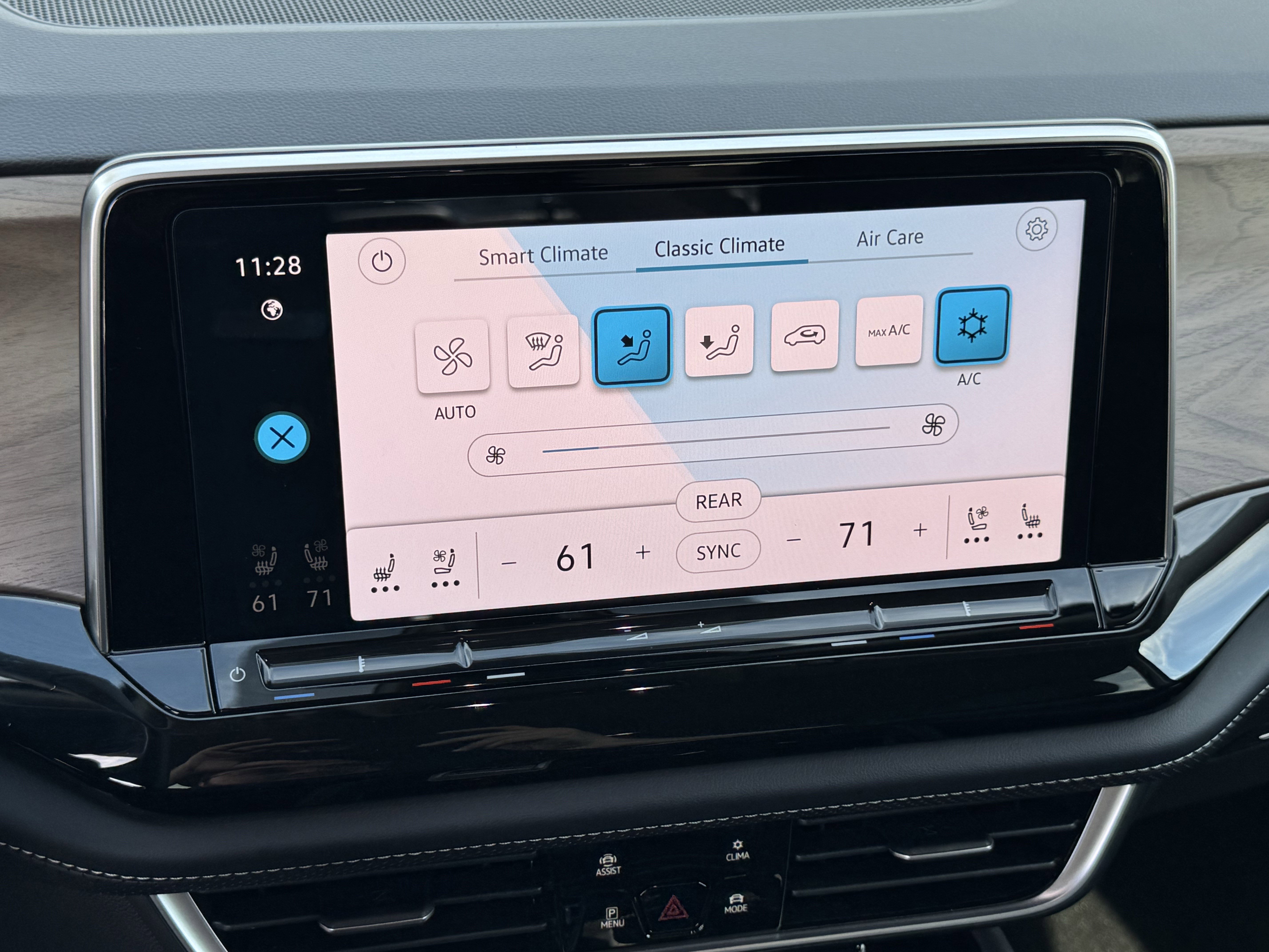 Certified 2025 Volkswagen Atlas SE image 27