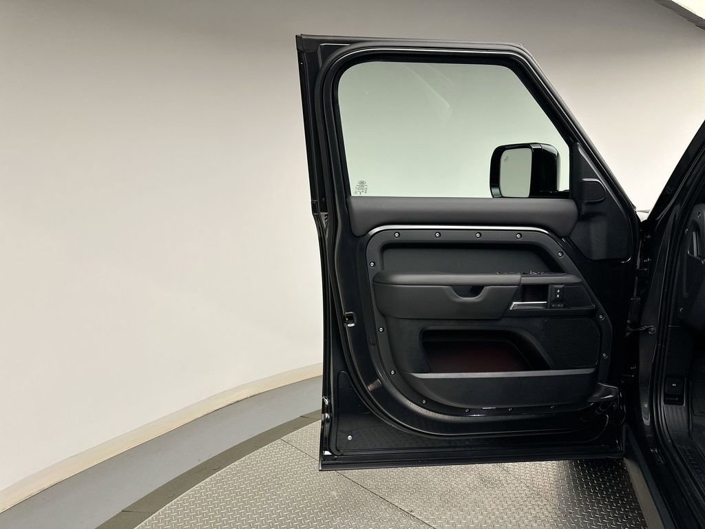 New 2025 Land Rover Defender 110 X-Dynamic SE image 9
