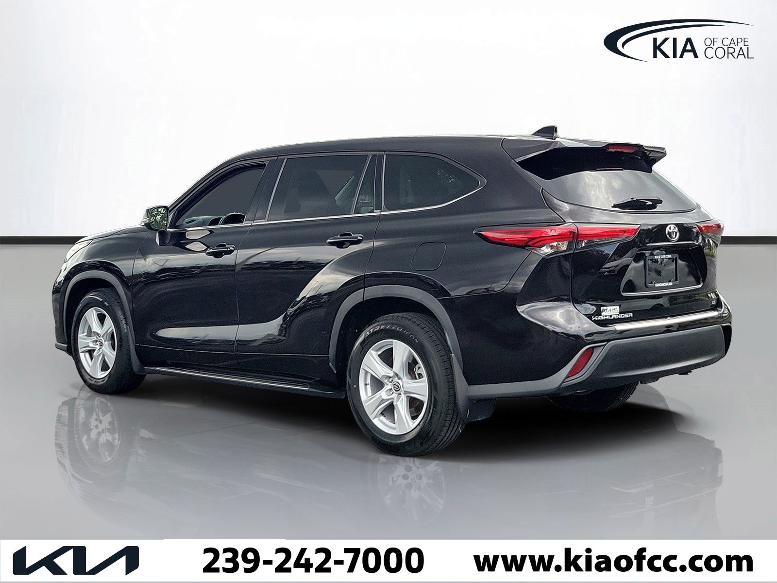 Used 2021 Toyota Highlander LE FWD image 4