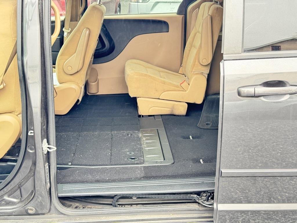 Used 2016 Dodge Grand Caravan SXT image 8
