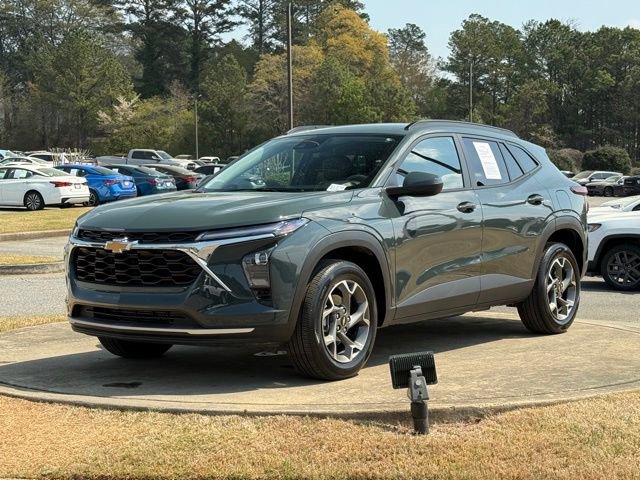 Used 2025 Chevrolet Trax LT FWD image 3