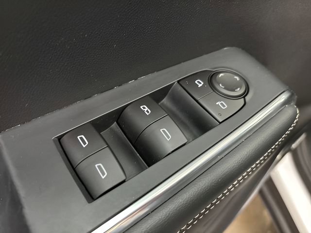 Used 2025 GMC Acadia Elevation image 11