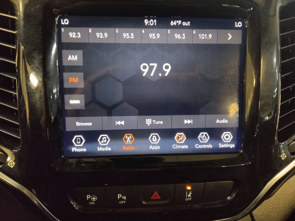 Used 2019 Jeep Cherokee Limited w/ Technology Group AWD/4WD image 25
