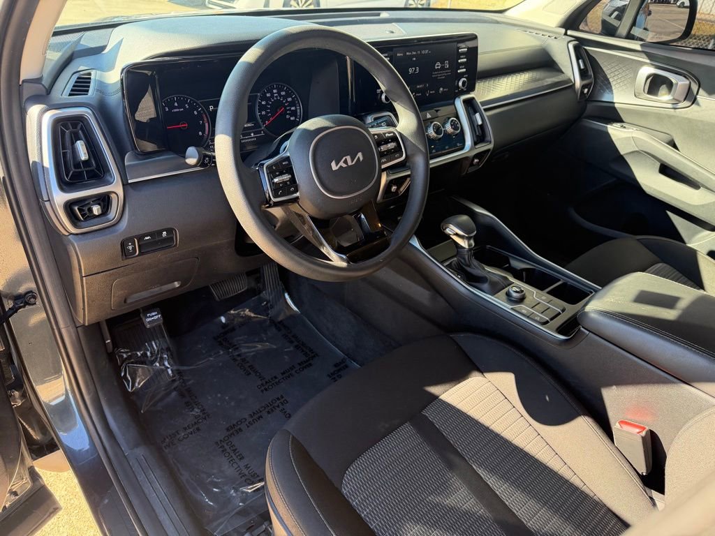 Used 2022 Kia Sorento LX image 11