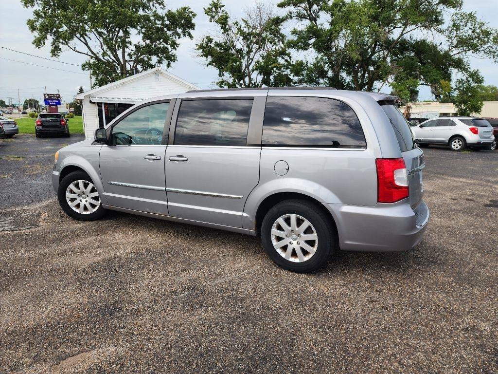 Used 2014 Chrysler Town & Country Touring FWD image 8
