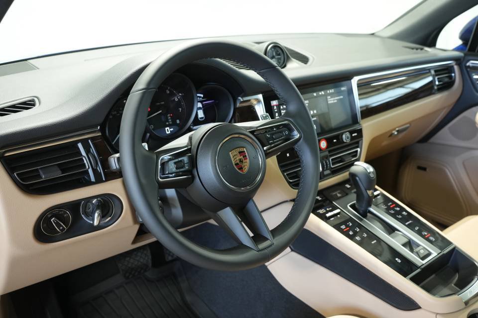 Certified 2026 Porsche Macan AWD/4WD image 4