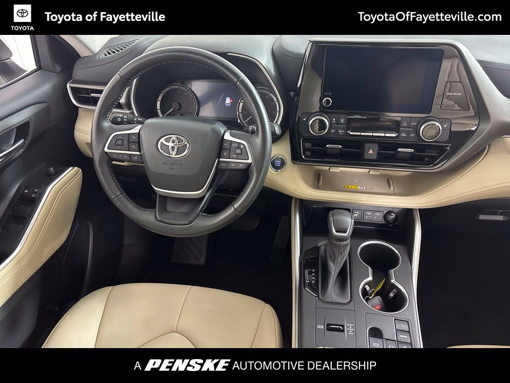 Used 2023 Toyota Highlander XLE FWD image 2