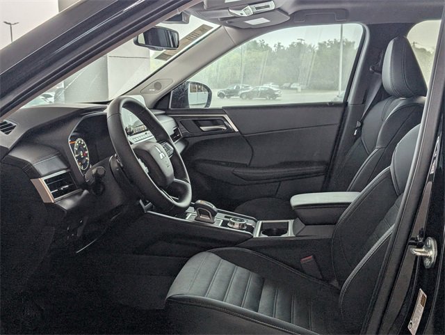 New 2025 Mitsubishi Outlander SE image 12