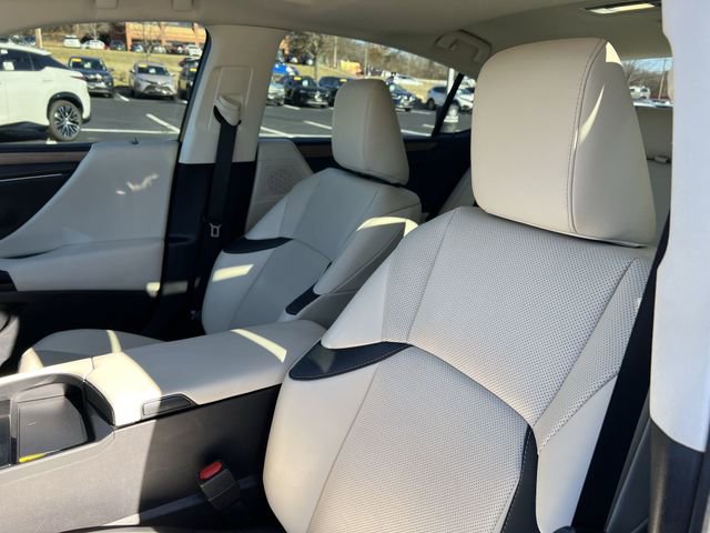Used 2024 Lexus ES 300h w/ Premium Package image 9