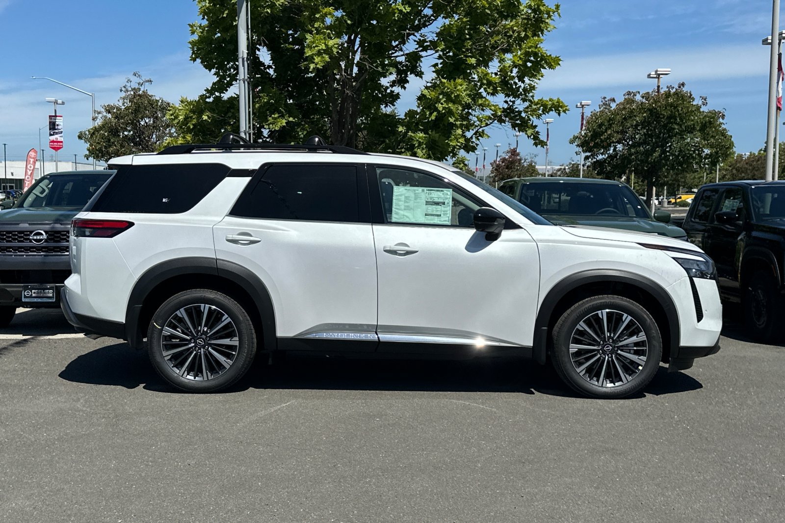 New 2026 Nissan Pathfinder Platinum FWD image 3