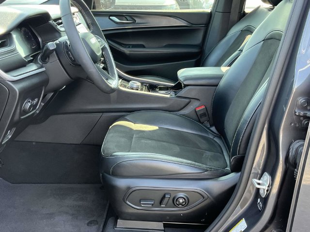 Used 2023 Jeep Grand Cherokee Altitude AWD/4WD image 13