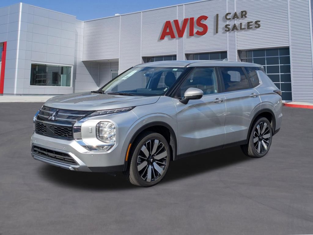 Used 2025 Mitsubishi Outlander SE image 1