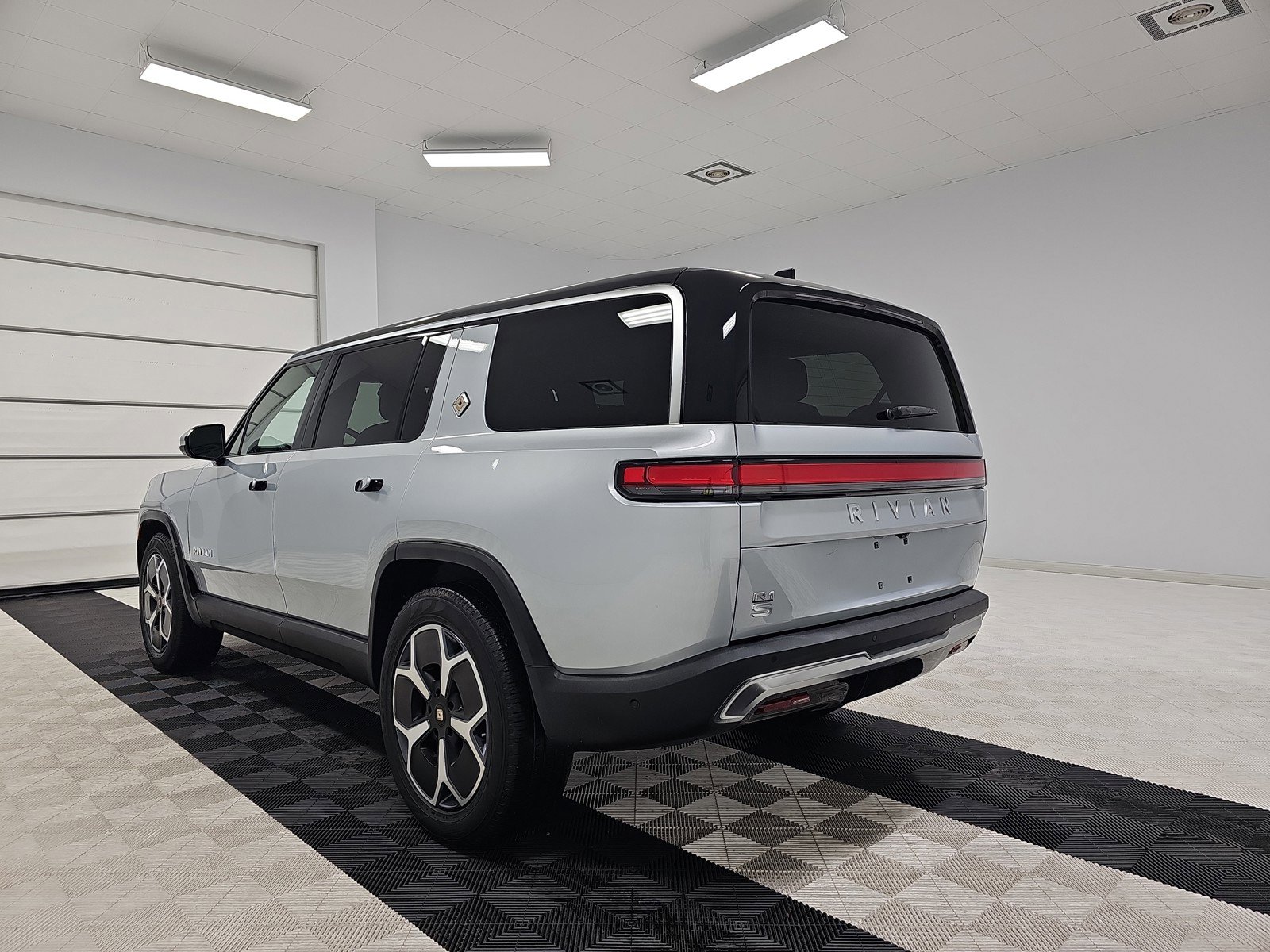 Used 2024 Rivian R1S Adventure image 3