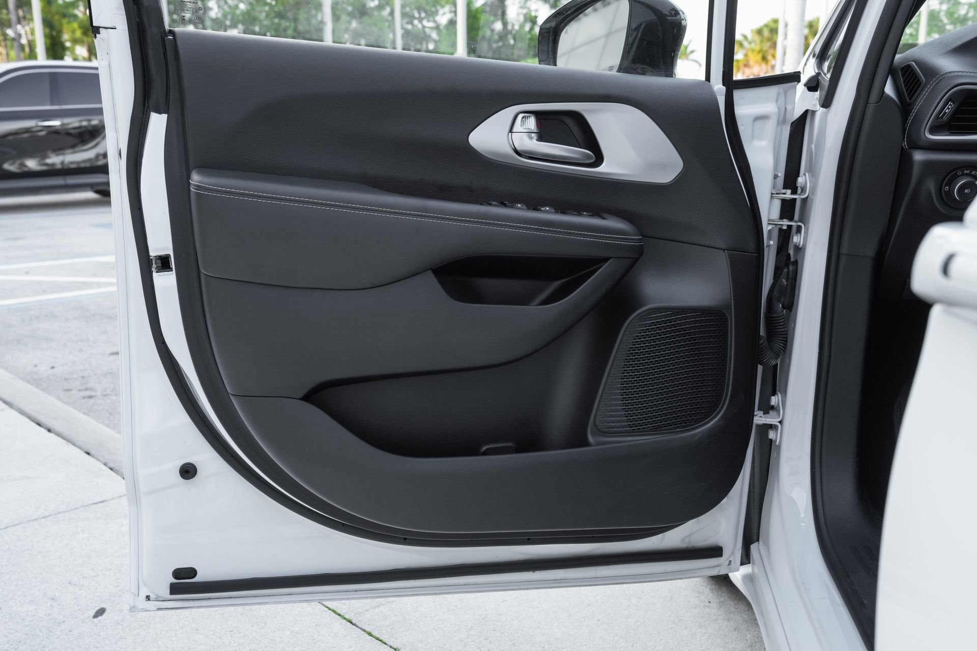 Used 2024 Chrysler Pacifica Touring image 29