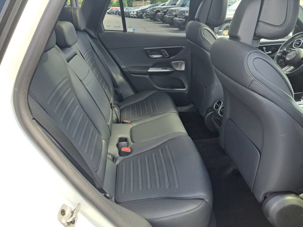 Used 2024 Mercedes-Benz GLC 300 4MATIC image 23