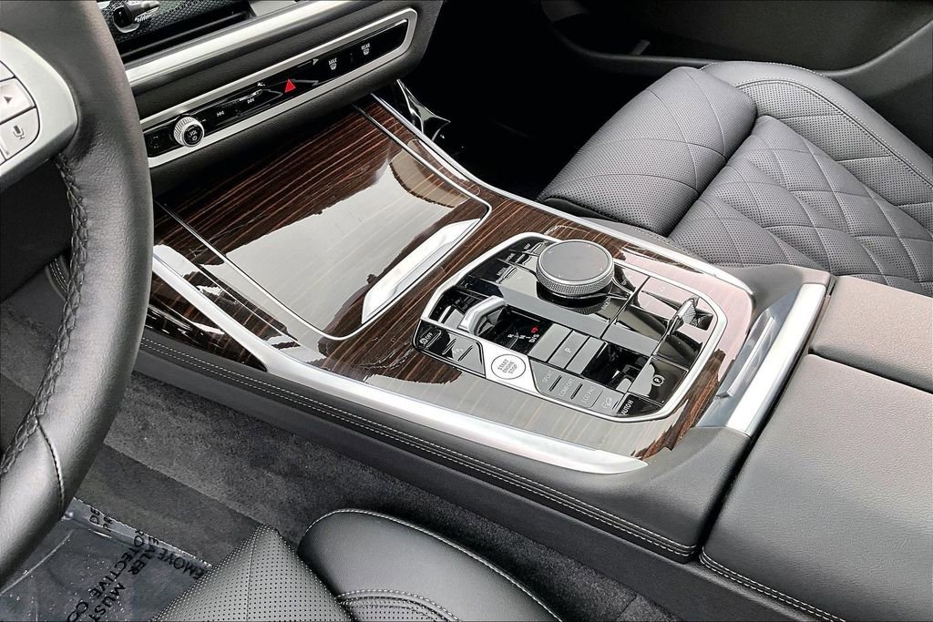 Used 2024 BMW X7 xDrive40i w/ Parking Assistance Package image 16