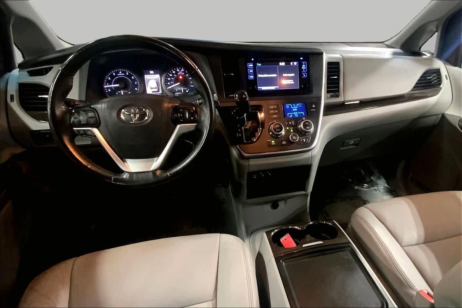 Used 2017 Toyota Sienna XLE FWD image 16