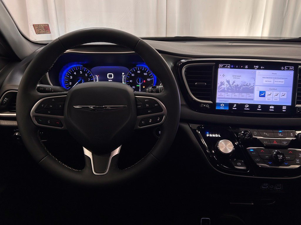 Used 2025 Chrysler Pacifica Select FWD image 14
