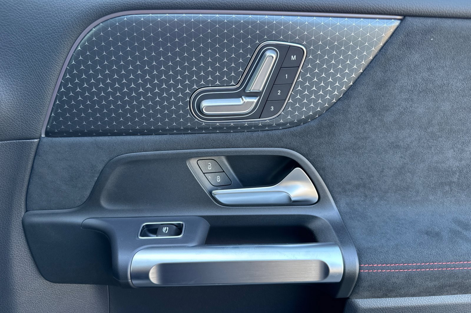 Used 2024 Mercedes-Benz EQB 300 4MATIC image 20