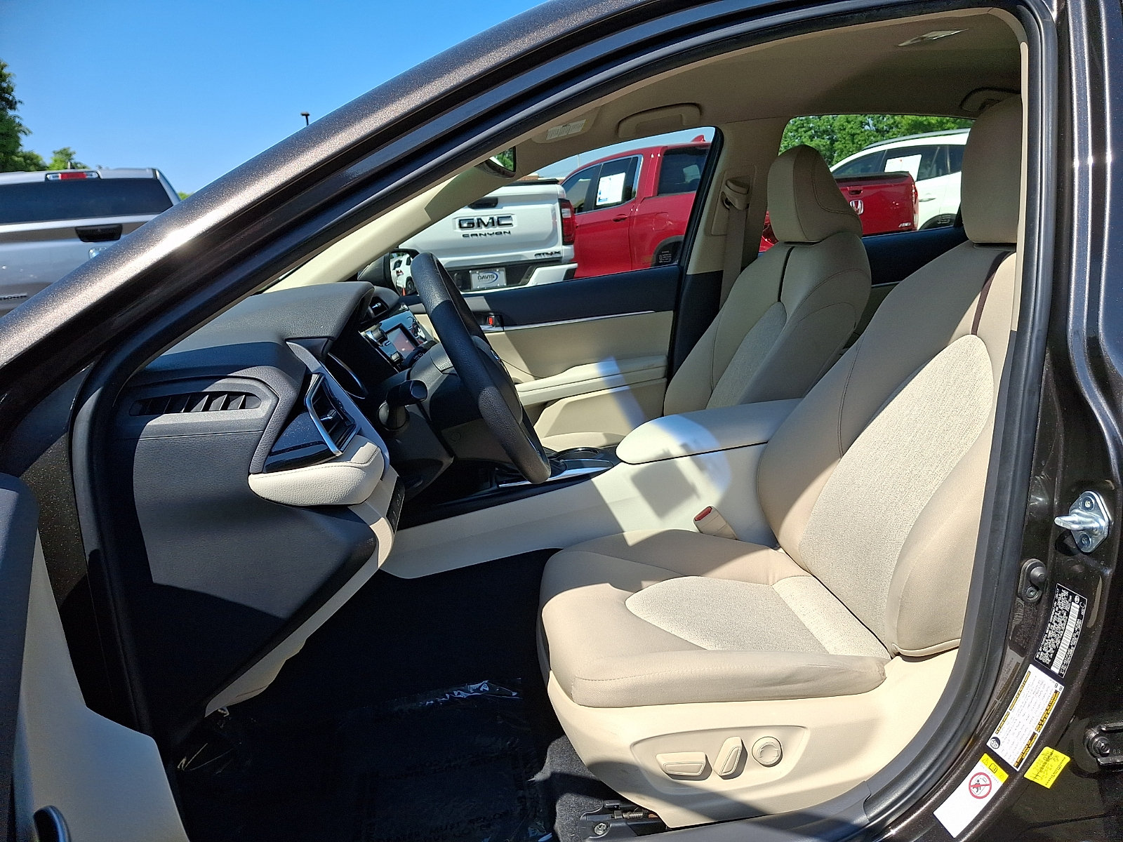 Used 2018 Toyota Camry LE w/ Convenience Package FWD image 13