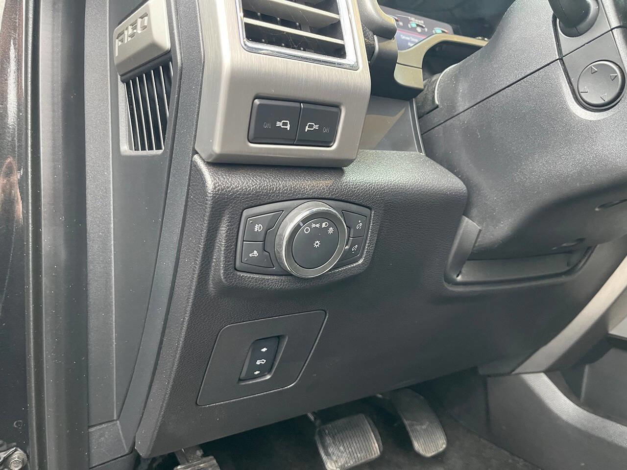 Used 2015 Ford F150 Platinum w/ Max Trailer Tow Package image 28