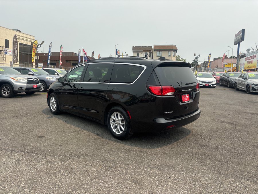 Used 2020 Chrysler Voyager Lxi FWD image 3