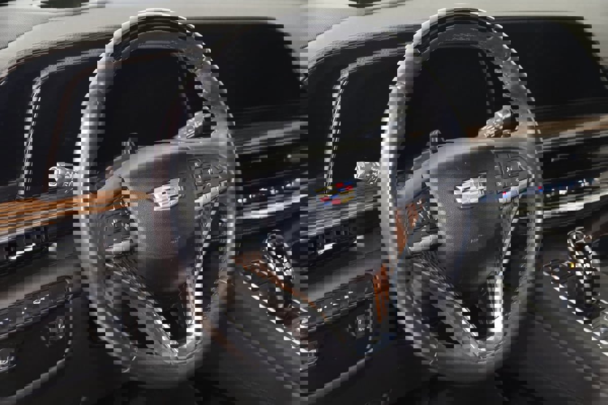 Used 2023 Cadillac Escalade Premium Luxury image 6