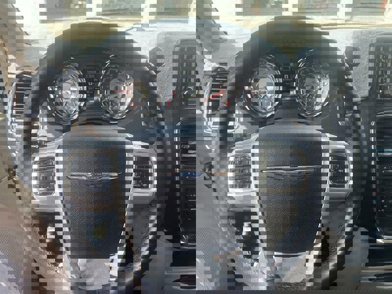 Used 2016 Chrysler Town & Country Touring image 10