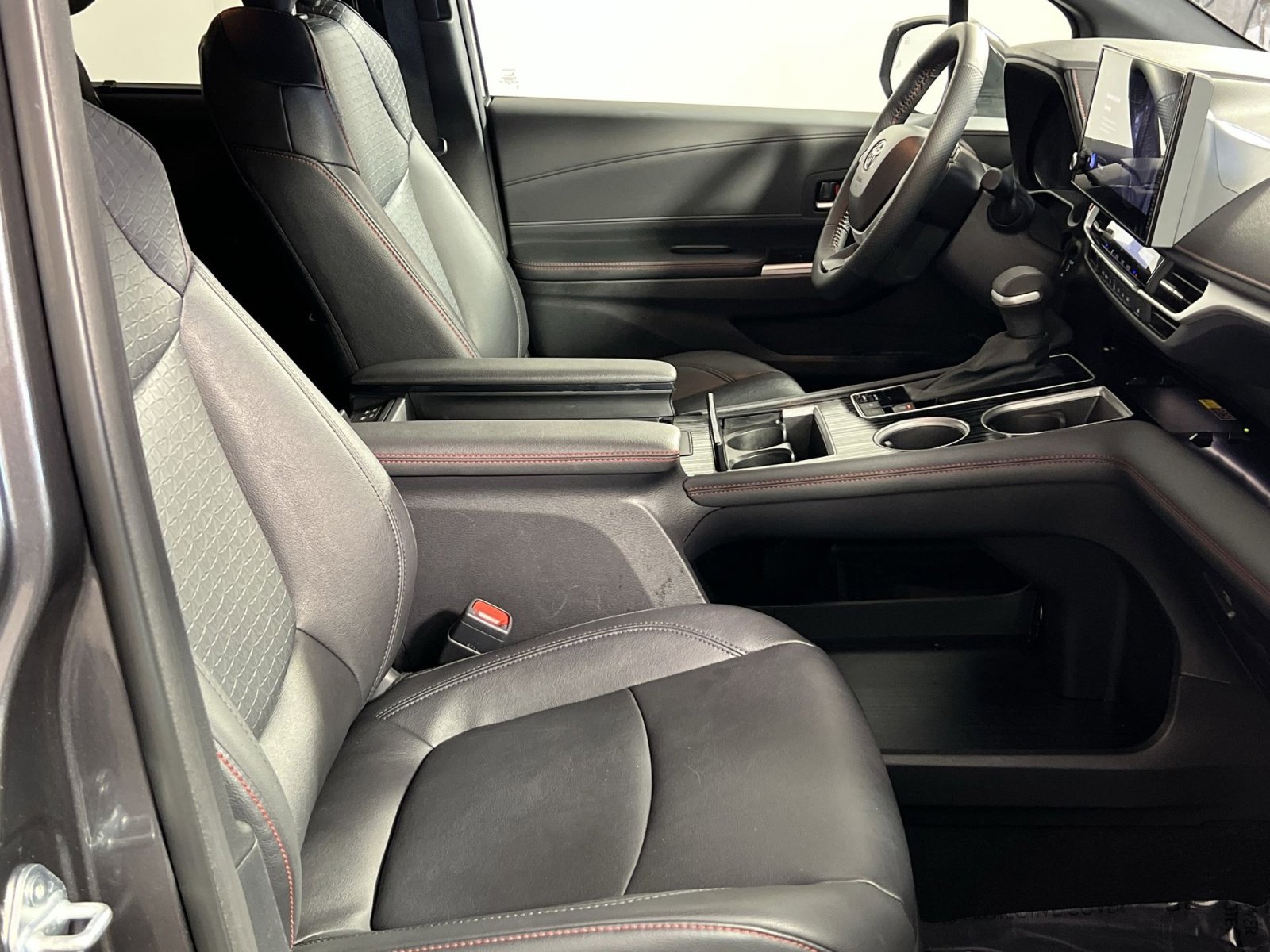 Used 2025 Toyota Sienna XSE image 29