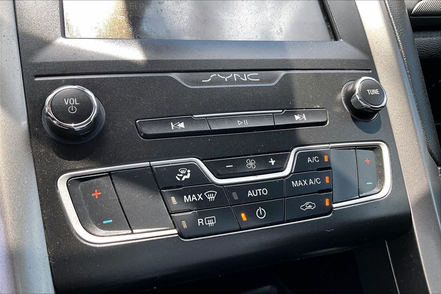 Used 2020 Ford Fusion SE FWD image 32