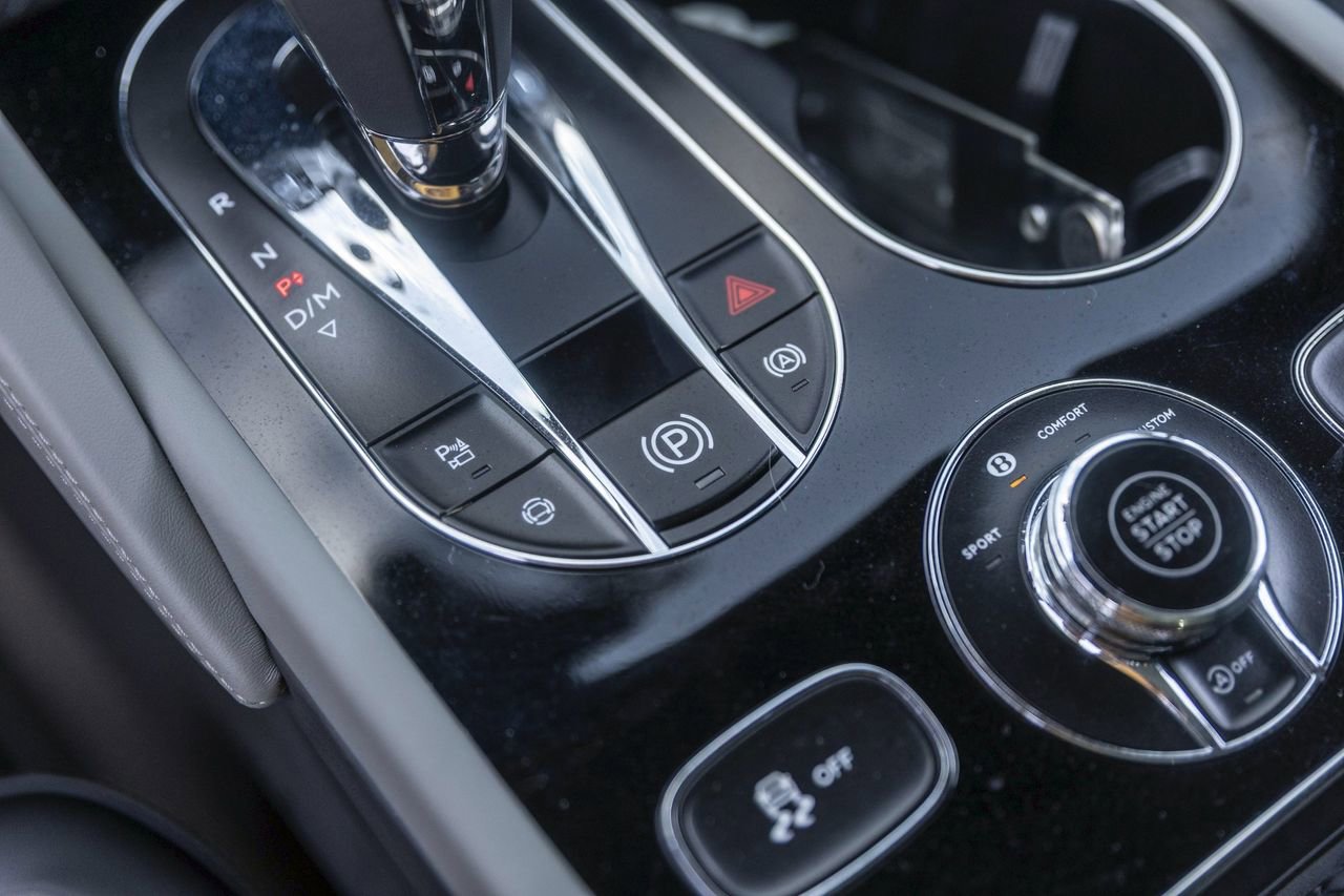 Used 2025 Bentley Bentayga AWD/4WD image 41